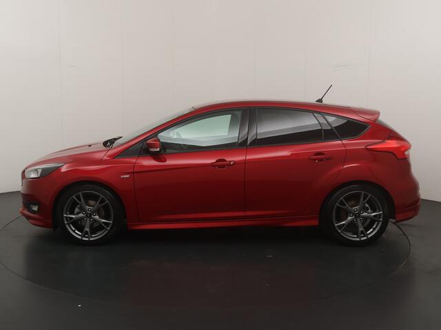 Ford FOCUS EcoBoost 125 pk ST-Line | Trekhaak | Voorruit verwarming | 18-inch | 100% dealer onderhouden