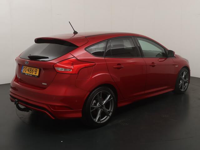 Ford FOCUS EcoBoost 125 pk ST-Line | Trekhaak | Voorruit verwarming | 18-inch | 100% dealer onderhouden