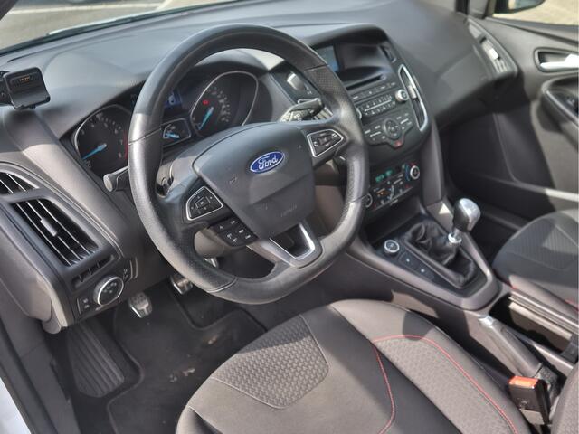 Ford FOCUS 1.5 ST-Line | Schuif- Kanteldak | Trekhaak | Camera | 44.999km NAP |