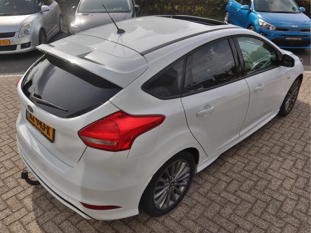 Ford FOCUS 1.5 ST-Line | Schuif- Kanteldak | Trekhaak | Camera | 44.999km NAP |