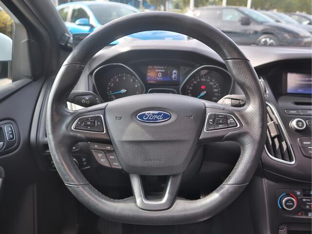 Ford FOCUS 1.5 ST-Line | Schuif- Kanteldak | Trekhaak | Camera | 44.999km NAP |