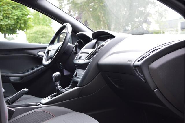 Ford FOCUS Wagon 1.0 ST-LINE | NAVI | CRUISE | PDC | AIRCO | TREKHAAK | STOEL/STUURVERW | ENZ
