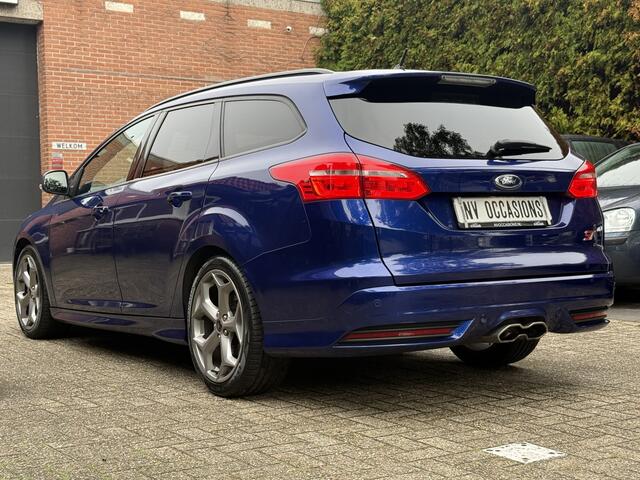 Ford FOCUS Wagon 2.0 ST 250PK/XENON/RECARO/CRUISE/STOELVW/18"/UNIEK!