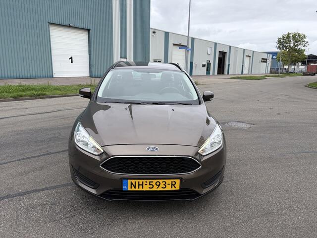 Ford FOCUS Wagon 1.0i Eco-Boost Trend 101 PK. Zuinige en zeer fijn rijdende auto !!! Alle keuringen toegestaan !!