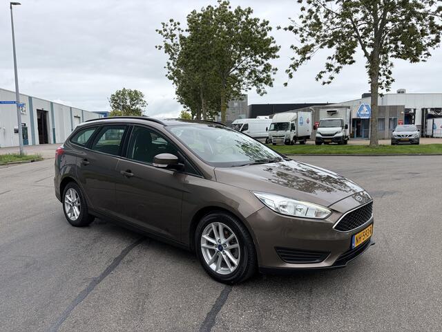 Ford FOCUS Wagon 1.0i Eco-Boost Trend 101 PK. Zuinige en zeer fijn rijdende auto !!! Alle keuringen toegestaan !!