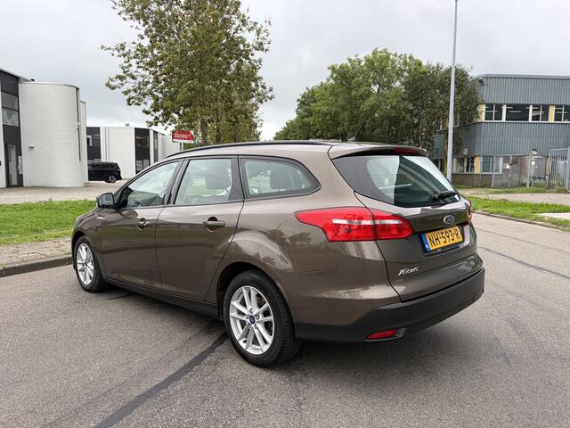 Ford FOCUS Wagon 1.0i Eco-Boost Trend 101 PK. Zuinige en zeer fijn rijdende auto !!! Alle keuringen toegestaan !!