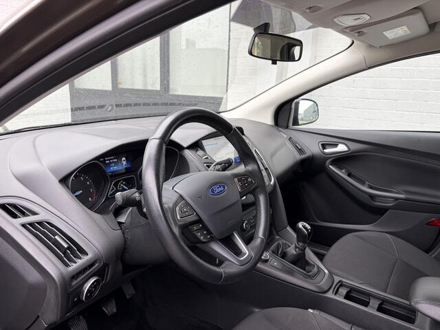 Ford FOCUS Wagon 1.0i Eco-Boost Trend 101 PK. Zuinige en zeer fijn rijdende auto !!! Alle keuringen toegestaan !!
