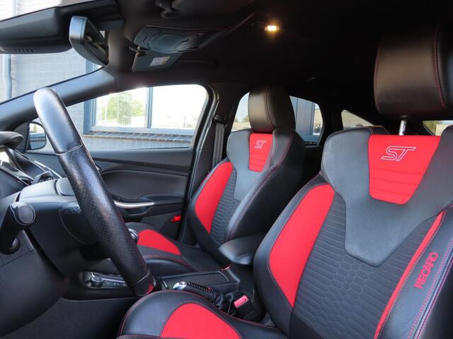 Ford FOCUS 2.0 ST | carplay | navi | stuurwielverwarming | voorruitverwarming