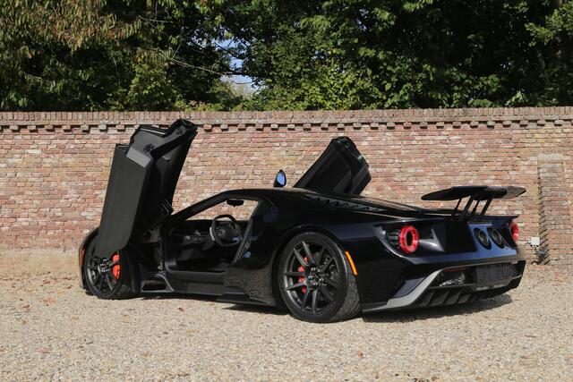 Ford GT Carbon Series "Limited Edition #192" PRICE EXCL.VAT! Limited edition Carbon Series - Around 50 manufactured,With 1.500 km on the odometer it's in like-new condition, In "Shadow Black" with bare carbon,Ready for the next car-collection, Ordered and delivered new in Europe,"Ford vs Ferrari -- But they do have one thing in common: Neither of them can say exactly how many they built" – foto 2