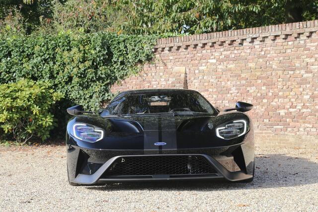 Ford GT Carbon Series "Limited Edition #192" PRICE EXCL.VAT! Limited edition Carbon Series - Around 50 manufactured,With 1.500 km on the odometer it's in like-new condition, In "Shadow Black" with bare carbon,Ready for the next car-collection, Ordered and delivered new in Europe,"Ford vs Ferrari -- But they do have one thing in common: Neither of them can say exactly how many they built" – foto 5