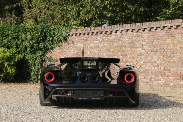Ford GT Carbon Series "Limited Edition #192" PRICE EXCL.VAT! Limited edition Carbon Series - Around 50 manufactured,With 1.500 km on the odometer it's in like-new condition, In "Shadow Black" with bare carbon,Ready for the next car-collection, Ordered and delivered new in Europe,"Ford vs Ferrari -- But they do have one thing in common: Neither of them can say exactly how many they built" – foto 6