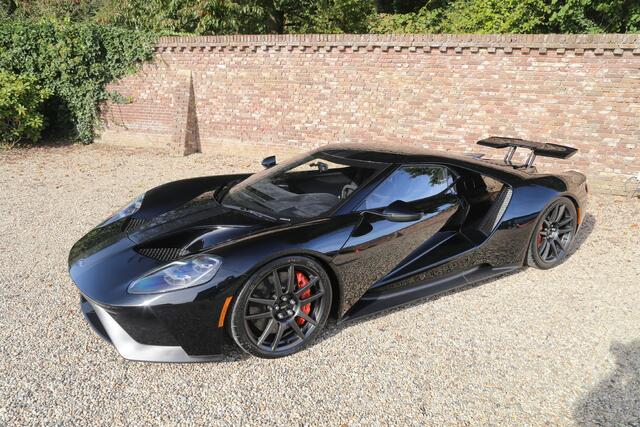 Ford GT Carbon Series "Limited Edition #192" PRICE EXCL.VAT! Limited edition Carbon Series - Around 50 manufactured,With 1.500 km on the odometer it's in like-new condition, In "Shadow Black" with bare carbon,Ready for the next car-collection, Ordered and delivered new in Europe,"Ford vs Ferrari -- But they do have one thing in common: Neither of them can say exactly how many they built" – foto 8