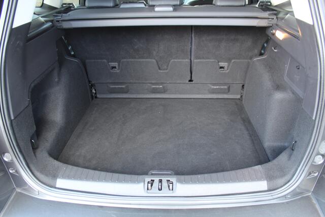 Ford KUGA 1.5-120pk EcoBoost Titanium. Goed onderhouden en erg nette Ford Kuga ! Trekgewicht 1.800kg ! Autm. airco dual, trekhaak, cruise control, metallic lak, voorraamverwarming, LM wielen, parkeersensoren achter, navigatie, telefoonvoorbereiding etc.
