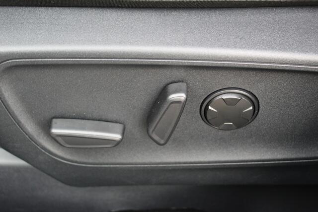 Ford KUGA 2.5-243pk PHEV ST-Line X. 2100kg trekgewicht ! Nieuw Model ! Van ¤. 54.937,- voor ¤. 43.735,- ! Trekgewicht van 2.100kg ! Elektr. verstelb. AGR stoelen voor, Stoel-, stuur-, voorraam- en achterbank verwarming, Elektr. panorama/schuif-kanteldak , Trekhaak 