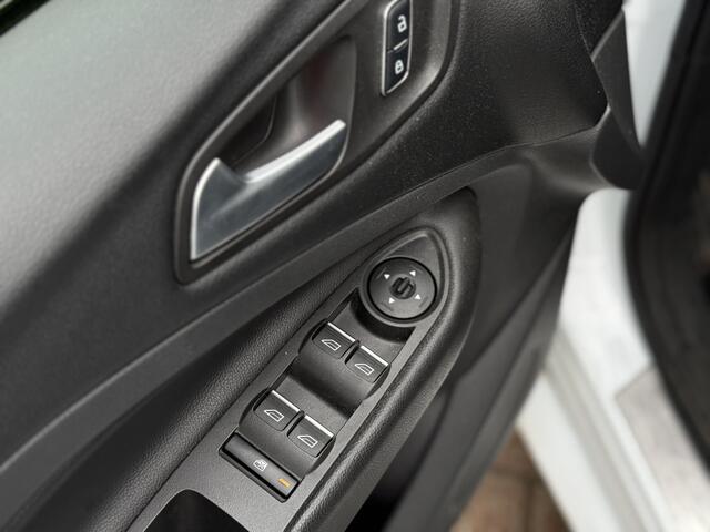 Ford KUGA 1.5 Titanium met 54.881 km !!! 2000kg Trekgewicht!! | Stoel/Stuurverwerwarming | Camera | Navi | Trekhaak | Lederen bekleding | Keyless | RIJKLAARPRIJS INCL 12 MAANDEN GARANTIE EN BEURT