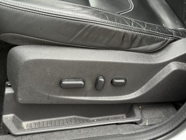 Ford KUGA 1.5 Titanium met 54.881 km !!! 2000kg Trekgewicht!! | Stoel/Stuurverwerwarming | Camera | Navi | Trekhaak | Lederen bekleding | Keyless | RIJKLAARPRIJS INCL 12 MAANDEN GARANTIE EN BEURT