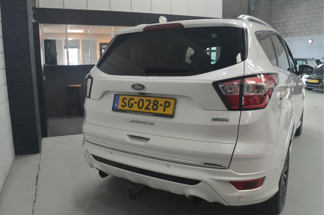 Ford KUGA 1.5 EcoBoost Vignale // PANO // CAMERA // TREKHAAK // 4x4 // STUUR&STOELVERWARMING // BOMVOL //