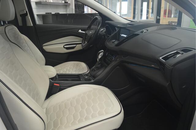 Ford KUGA 1.5 EcoBoost Vignale // PANO // CAMERA // TREKHAAK // 4x4 // STUUR&STOELVERWARMING // BOMVOL //