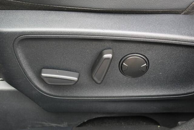 Ford KUGA 2.5-225pk Plug-in Hybrid ST-Line X. Hybride rijden voor een reële prijs ! Adaptive Cruise Control, Stoel- en voorraamverwarming, Climate Control, Metallic lak, Camera v+a, Elektr. achterklep, Side- en lane assist etc.