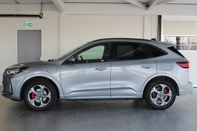 Ford KUGA 2.5-243pk PHEV ST-Line X. Van ¤. 54.937,- voor ¤. 43.735,- Trekgewicht van 2.100kg ! Elektr. panodak., elektr. trekhaak, stoel-, stuur- en voorraamverw., 360gr. Camera, HUD, AppleCarplay/Androidauto, Elektr. verstelb. comfortstoelen, LED verl.