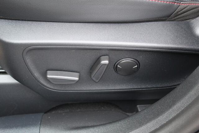 Ford KUGA 2.5 PHEV ST-Line X , 1500kg Trekgewicht Hybride rijden voor een reële prijs ! Adaptive Cruise Control, Stoel-, stuur- en voorraamverwarming, Climate Control, Metallic lak, Camera v+a, Elektr. achterklep, Side- en lane assist etc.