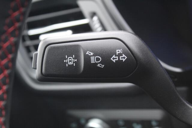 Ford KUGA 2.5 PHEV ST-Line X , 1500kg Trekgewicht Hybride rijden voor een reële prijs ! Adaptive Cruise Control, Stoel-, stuur- en voorraamverwarming, Climate Control, Metallic lak, Camera v+a, Elektr. achterklep, Side- en lane assist etc.