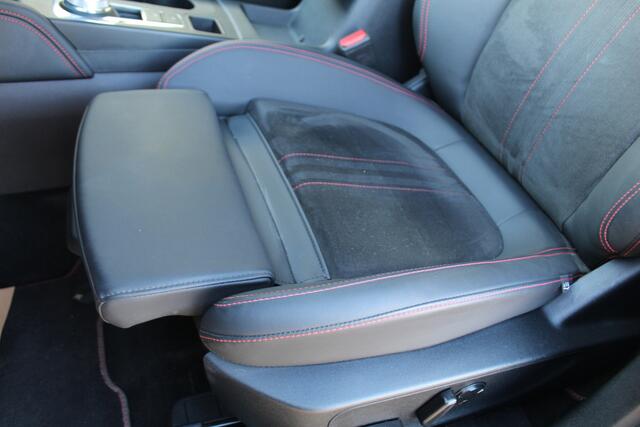 Ford KUGA 2.5-243pk PHEV ST-Line X. Van ¤. 54.937,- voor ¤. 43.735,- Trekgewicht van 2.100kg ! Elektr. panodak., elektr. trekhaak, stoel-, stuur- en voorraamverw., 360gr. Camera, HUD, AppleCarplay/Androidauto, Elektr. verstelb. comfortstoelen, LED verl.