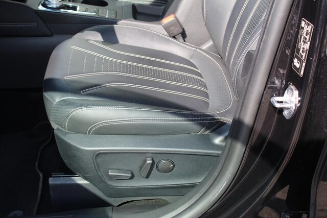 Ford KUGA 2.5-225pk PHEV 'Vignale' Plug-in Hybrid Automaat. Luxe hybride rijden voor een reëel bedrag ! Adaptieve Cruise Control, Climate Control, Stoel-, stuur-, voorraam- en achterbankverwarming, Side- en lane assist, Camera, Head-up display etc.