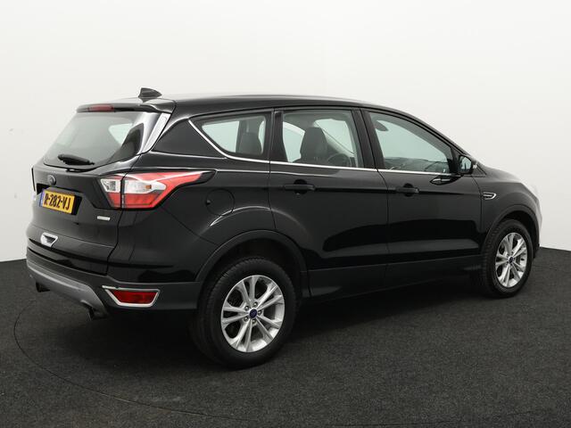Ford KUGA 1.5 EcoBoost ST Line Apple Carplay/Android Auto, Bluetooth, Cruise control, Parkeersensor voor en achter, Een sportieve en comfortabele Ford Kuga 1.5 EcoBoost ST-Line uit 2018. Deze SUV combineert krachtige prestaties met een stijlvol design en is ideaal 