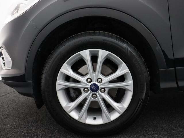 Ford KUGA 1.5 EcoBoost ST Line Apple Carplay/Android Auto, Bluetooth, Cruise control, Parkeersensor voor en achter, Een sportieve en comfortabele Ford Kuga 1.5 EcoBoost ST-Line uit 2018. Deze SUV combineert krachtige prestaties met een stijlvol design en is ideaal 