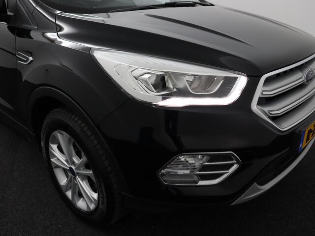 Ford KUGA 1.5 EcoBoost ST Line Apple Carplay/Android Auto, Bluetooth, Cruise control, Parkeersensor voor en achter, Een sportieve en comfortabele Ford Kuga 1.5 EcoBoost ST-Line uit 2018. Deze SUV combineert krachtige prestaties met een stijlvol design en is ideaal 