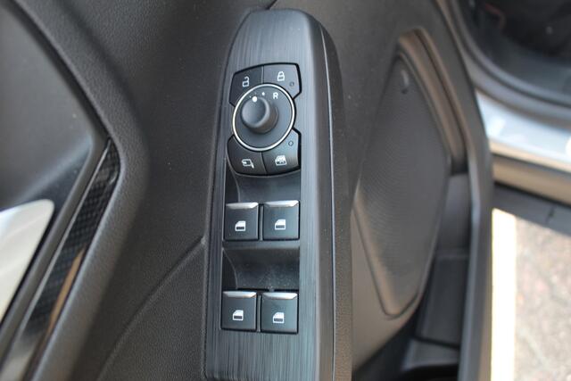 Ford KUGA 2.5 PHEV ST-Line X , 1500kg Trekgewicht , Slechts 35000km Navigatie, Stoel,stuur en voorruitverwarming, Climate control Trekhaak , Bluetooth , Head-up display , BenO audio systeem