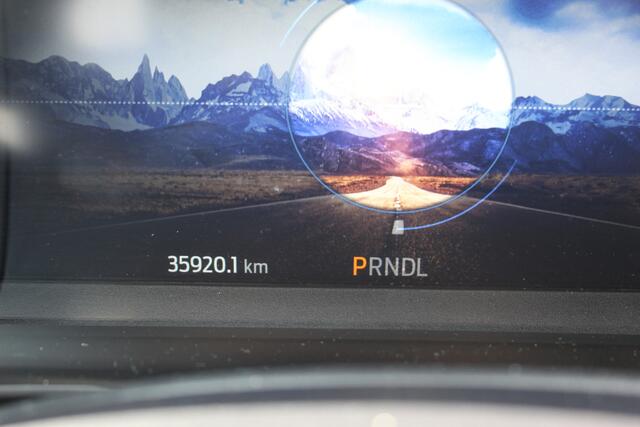 Ford KUGA 2.5 PHEV ST-Line X , 1500kg Trekgewicht , Slechts 35000km Navigatie, Stoel,stuur en voorruitverwarming, Climate control Trekhaak , Bluetooth , Head-up display , BenO audio systeem