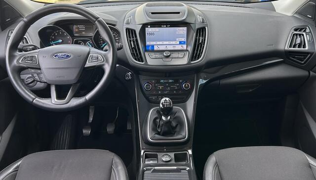 Ford KUGA 1.5 EcoBoost Titanium 150PK | ZEER NETTE STAAT | Achteruitrijcamera | SONY Audio | Elektrische Achterklep | Parkeersensoren | Navigatie | Stoelverwarming | Stuurverwarming | Voorruitverwarming | Climate Control | Cruise Control | 2 Sleutels | APK tot 30-08-2027 |
