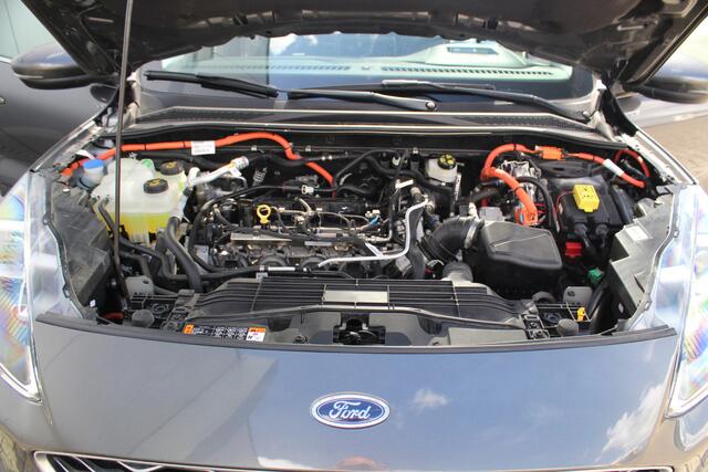 Ford KUGA 2.5-225pk PHEV Vignale. In uiterst nette staat verkerende Ford Kuga in de zeer chique Vignale uitvoering met slechts 23.000km ! Adapt. cruise cntrl, side- en lane assist, trekhaak, head-up display, B&O soundsyst., lederen int., stuur-, stoel-, achterbank- en voorraamverw. etc.