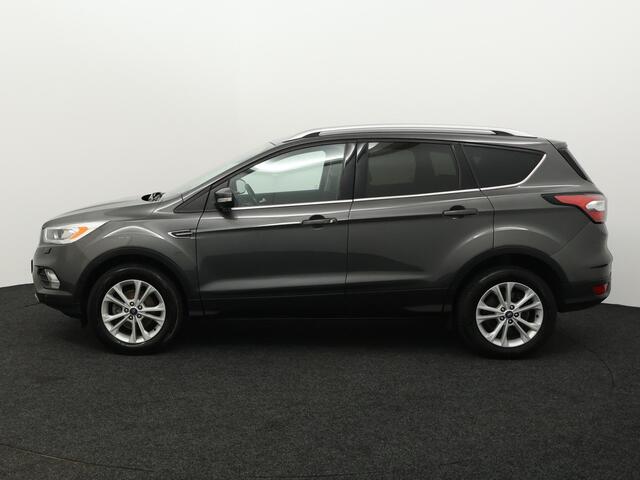 Ford KUGA 1.5 EcoBoost ST Line Apple Carplay/Android Auto, Cruise control, Parkeersensor voor en achter, Hill hold Een ruime en luxe SUV met een sportieve uitstraling. Hij is rijk uitgerust met mooie opties en biedt dankzij het ruime interieur veel comfort voor zowel korte als lange ritten. De ST Line uit