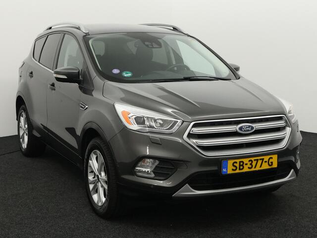 Ford KUGA 1.5 EcoBoost ST Line Apple Carplay/Android Auto, Cruise control, Parkeersensor voor en achter, Hill hold Een ruime en luxe SUV met een sportieve uitstraling. Hij is rijk uitgerust met mooie opties en biedt dankzij het ruime interieur veel comfort voor zowel korte als lange ritten. De ST Line uit