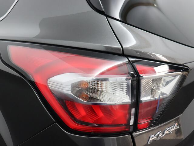 Ford KUGA 1.5 EcoBoost ST Line Apple Carplay/Android Auto, Cruise control, Parkeersensor voor en achter, Hill hold Een ruime en luxe SUV met een sportieve uitstraling. Hij is rijk uitgerust met mooie opties en biedt dankzij het ruime interieur veel comfort voor zowel korte als lange ritten. De ST Line uit