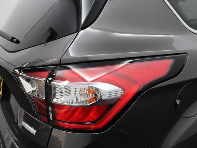 Ford KUGA 1.5 EcoBoost ST Line Apple Carplay/Android Auto, Cruise control, Parkeersensor voor en achter, Hill hold Een ruime en luxe SUV met een sportieve uitstraling. Hij is rijk uitgerust met mooie opties en biedt dankzij het ruime interieur veel comfort voor zowel korte als lange ritten. De ST Line uit