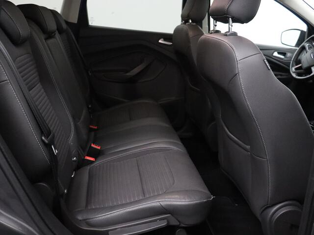 Ford KUGA 1.5 EcoBoost ST Line Apple Carplay/Android Auto, Cruise control, Parkeersensor voor en achter, Hill hold Een ruime en luxe SUV met een sportieve uitstraling. Hij is rijk uitgerust met mooie opties en biedt dankzij het ruime interieur veel comfort voor zowel korte als lange ritten. De ST Line uit