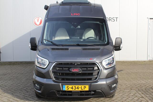 Ford LMC C590 'Innovan' Buscamper. Geniet van de vrijheid ! Geweldig mooie LMC buscamper ! V.v. de krachtige 170pk Ford dieselmotor. Airco, voorraamverw., Xenon verlichting, trekhaak, luifel, metallic lak, LM wielen, garage, camera, adapt. cruise cntrl, lane assist, koel-, vriesvak, toilet