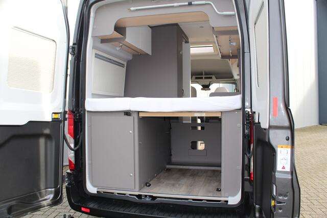 Ford LMC C590 'Innovan' Buscamper. Geniet van de vrijheid ! Geweldig mooie LMC buscamper ! V.v. de krachtige 170pk Ford dieselmotor. Airco, voorraamverw., Xenon verlichting, trekhaak, luifel, metallic lak, LM wielen, garage, camera, adapt. cruise cntrl, lane assist, koel-, vriesvak, toilet