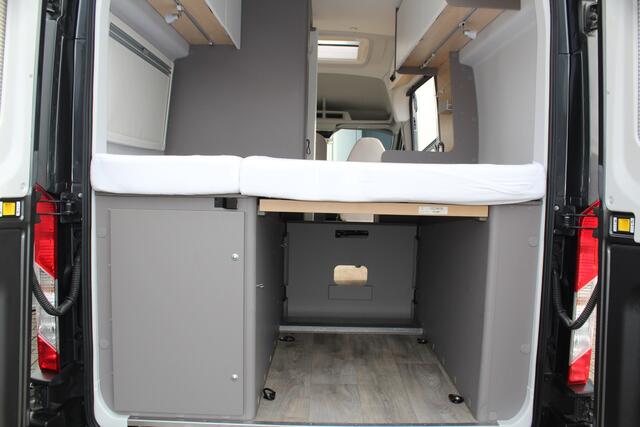 Ford LMC C590 'Innovan' Buscamper. Geniet van de vrijheid ! Geweldig mooie LMC buscamper ! V.v. de krachtige 170pk Ford dieselmotor. Airco, voorraamverw., Xenon verlichting, trekhaak, luifel, metallic lak, LM wielen, garage, camera, adapt. cruise cntrl, lane assist, koel-, vriesvak, toilet