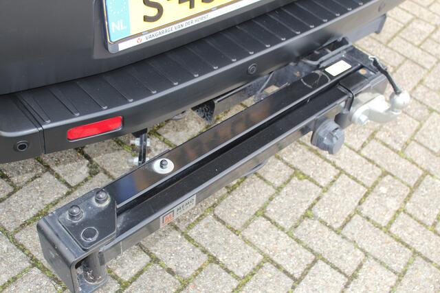 Ford LMC C590 'Innovan' Buscamper. Geniet van de vrijheid ! Geweldig mooie LMC buscamper ! V.v. de krachtige 170pk Ford dieselmotor. Airco, voorraamverw., Xenon verlichting, trekhaak, luifel, metallic lak, LM wielen, garage, camera, adapt. cruise cntrl, lane assist, koel-, vriesvak, toilet