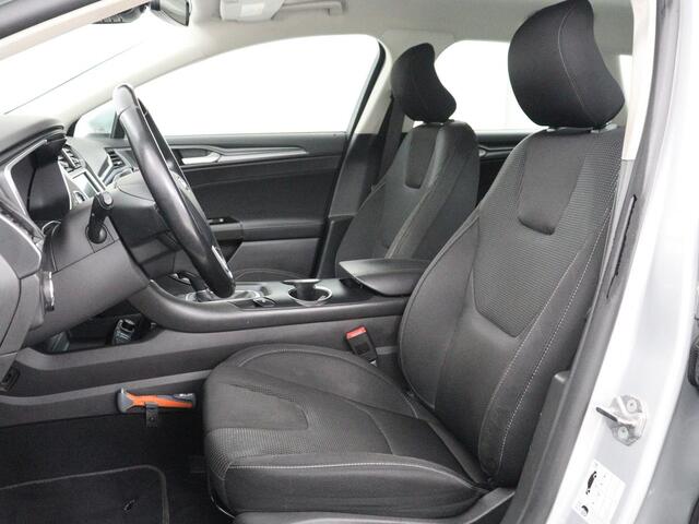 Ford MONDEO 2.0 IVCT HEV Titanium | Stoelverwarming | Carplay | Keyless | Navigatie | Verwarmde voorruit | Parkeerhulp | DAB | Climate control | Cruise control