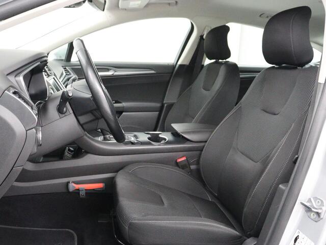 Ford MONDEO 2.0 IVCT HEV Titanium | Stoelverwarming | Carplay | Keyless | Navigatie | Climate control | Parkeerhulp | Cruise control | Bluetooth | DAB | Verwarmde voorruit