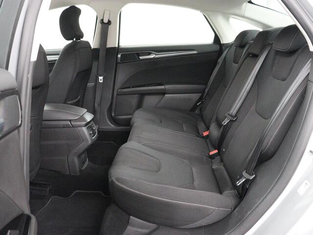 Ford MONDEO 2.0 IVCT HEV Titanium | Stoelverwarming | Carplay | Keyless | Navigatie | Climate control | Parkeerhulp | Cruise control | Bluetooth | DAB | Verwarmde voorruit