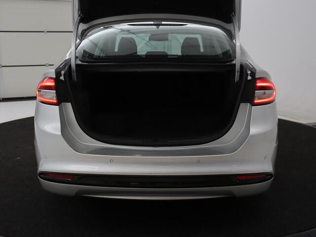 Ford MONDEO 2.0 IVCT HEV Titanium | Stoelverwarming | Carplay | Keyless | Navigatie | Climate control | Parkeerhulp | Cruise control | Bluetooth | DAB | Verwarmde voorruit