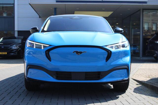 Ford MUSTANG Mach-E 98kWh Extended AWD Premium 351pk Ford Voorraad | Panorama dak | Grabber Blue
