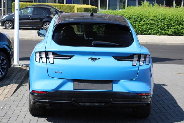 Ford MUSTANG Mach-E 98kWh Extended AWD Premium 351pk Ford Voorraad | Panorama dak | Grabber Blue